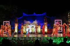 Deleitan al público melodías de música y danza real de Vietnam