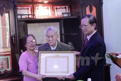 Primer vietnamita residente en Laos recibe insignia partidista