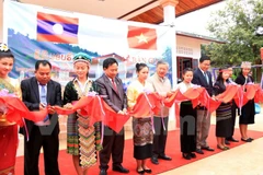 Donación de Embajada de Vietnam a provincia de Laos