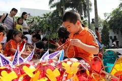 Presidente de Vietnam felicita a niños por la Fiesta del Medio Otoño