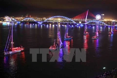 Barcos de Clipper Race desfilen por río Han