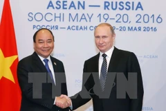 Premier vietnamita dialoga con presidente ruso en ciudad de Sochi