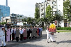 Líderes de Ciudad Ho Chi Minh rinden tributo al presidente Ho Chi Minh