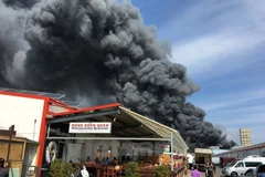 Graves daños por incendio en centro comercial en Berlín