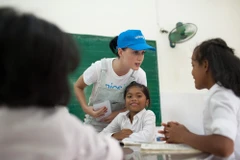 Katy Perry visita a niños con condiciones difíciles en Vietnam 