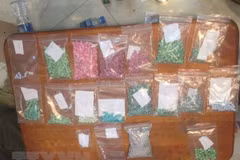 Arrestan a narcotraficantes con miles de píldoras de drogas en Vietnam