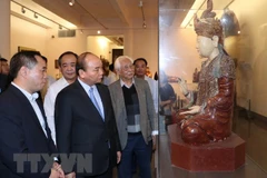 Premier de Vietnam recorre Museo Nacional de Bellas Artes