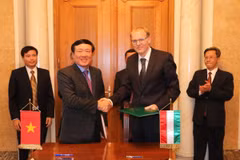 Vietnam y Hungría firman memorando de cooperación entre tribunales supremos