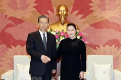 Presidenta del Parlamento de Vietnam recibe a dirigente partidista de China 
