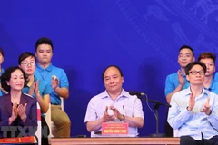 Primer ministro de Vietnam dialoga con trabajadores en parques industriales