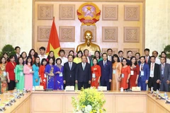 Premier de Vietnam dialoga con pedagogos destacados en Día nacional del Maestro
