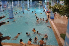 Intensa ola de calor aumenta número de bañistas en piscinas en Hanoi