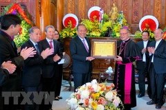 Dirigentes de Vietnam felicitan a comunidad católica por Navidad 2018