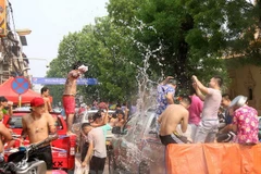 Estudiantes laosianos celebran su año nuevo tradicional en Vietnam