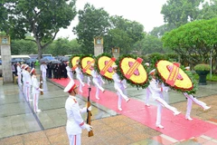 Dirigentes de Vietnam rinden homenaje a héroes mártires de la Patria