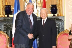 Francia presta atención especial a relación con Vietnam, afirma presidente del Senado 