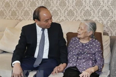  Premier vietnamita expresa agradecimiento a familias de mártires 