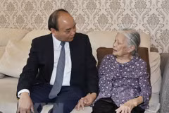  Premier vietnamita expresa agradecimiento a familias de mártires 