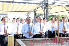 Premier de Vietnam rinde tributo a mártires en el mayor cementerio nacional