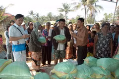 Vietnamitas en Camboya apoyan a familias con dificultades económicas