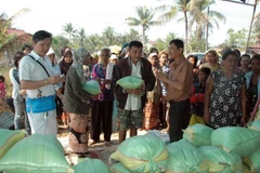 Vietnamitas en Camboya apoyan a familias con dificultades económicas