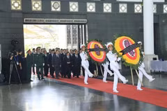Mil 500 delegaciones nacionales y extranjeras rinden tributo a presidente Dai Quang en Vietnam 