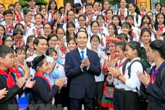 Presidente de Vietnam dialoga con miembros destacados de Destacamento de Pioneros 
