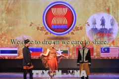 Celebran en Hanoi desfile de trajes e intercambio artístico por aniversario 51 de fundación de ASEAN