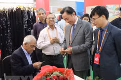 Empresas vietnamitas participan en feria internacional de seda en la India