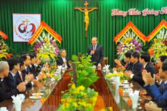 Dirigentes vietnamitas continúan felicitando a comunidad católica por Navidad