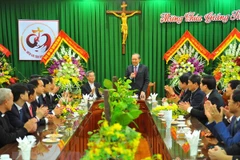 Dirigentes vietnamitas continúan felicitando a comunidad católica por Navidad