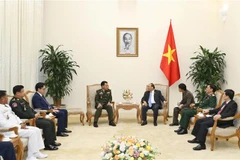 Premier Xuan Phuc aboga por fomento de nexos entre ejércitos de Vietnam y Camboya 