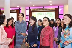 Cónyuges de líderes de GMS visitan museo de mujeres vietnamitas 