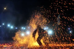 Grupo étnico minoritario vietnamita celebra danza tradicional de fuego