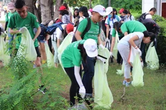 Centenar de estudiantes vietnamitas recolectan basuras en Día Mundial de la Limpieza 