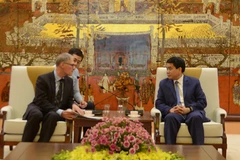 Presidente del Comité Popular de Hanoi dialoga con funcionario de la embajada de Alemania