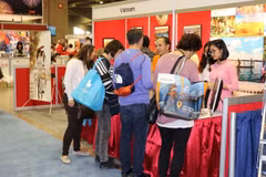 Pabellón de Vietnam atrae a más de mil visitantes en feria de turismo en Ottawa 