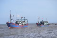 Remolcan con seguridad barco averiado en aguas 