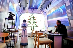 Robotcafe, cafetería con robot mesero en Hanoi