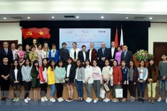 Entregan premios del concurso de jóvenes reporteros francófonos de Vietnam