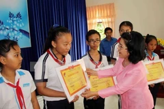 Fondo de becas Vu A Dinh brinda alegría a alumnos necesitados vietnamitas 