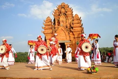 Exhiben en provincia vietnamita objetos valiosos de etnia minoritaria Cham y su festival Kate