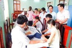 Ofrecerán exámenes médicos gratuitos a trabajadores en zonas industriales vietnamitas