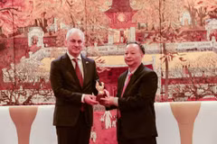Polonia dispuesta a compartir experiencia en tratamiento de residuos con Hanoi