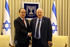 El secretario del Comité del Partido Comunista de Vietnam en la mencionada urbe, Nguyen Thien Nhan, y el presidente de Israel, Reuven Rivlin