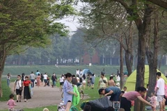 Ciudadanos de Hanoi acuden al parque Yen So para acampar en días festivos