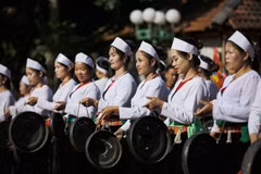 Preservan belleza única de trajes de mujeres de la etnia Muong