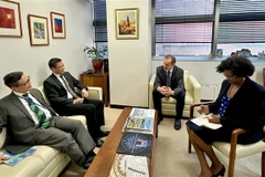 El embajador Dang Hoang Giang, jefe de la misión de Vietnam ante la ONU, en una reunión con el director de la División de Asuntos Oceánicos y Derecho del Mar de las Naciones Unidas. (Foto: VNA)