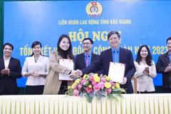La Confederación de los Trabajadores de Bac Giang firma con el Grupo HOGI un acuerdo de cooperación sobre un programa de bienestar para los sindicalistas y trabajadores. (Foto: VNA)