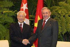 El primer secretario del Comité Central del Partido Comunista de Cuba y presidente de los Consejos de Estado y de Ministros, Raúl Castro, recibe al secretario general Nguyen Phu Trong, durante su visita al país caribeño en 2018. (Foto: VNA)